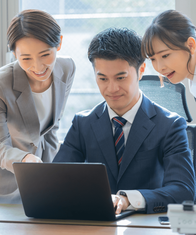 社員同士で打ち合わせを行う様子